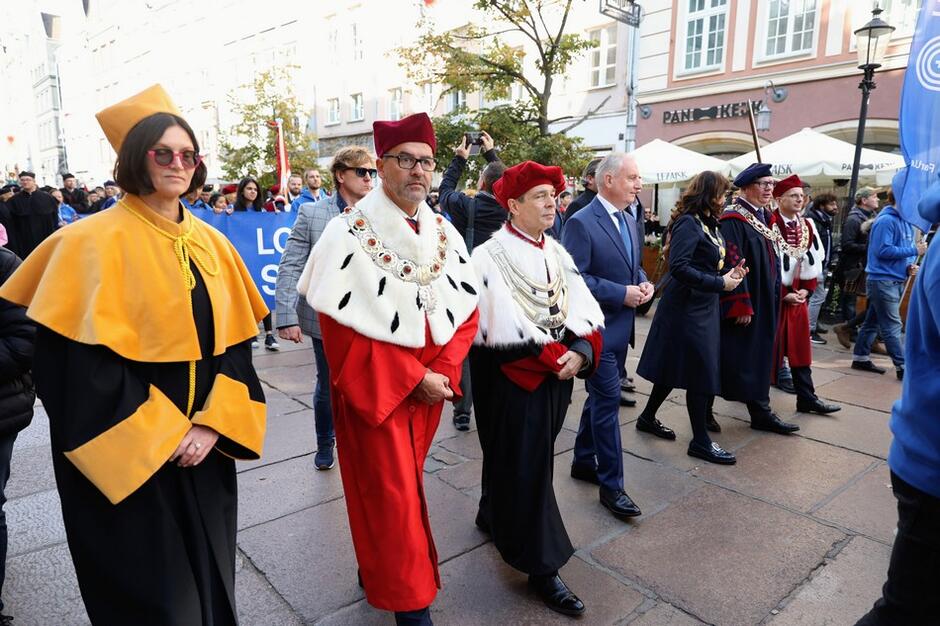 Parada studentów, przedstawicieli kilkunastu gdańskich uczelni w uroczystych togach oraz samorządowców przeszła od Złotej Bramy do Ratusza Głównego Miasta
