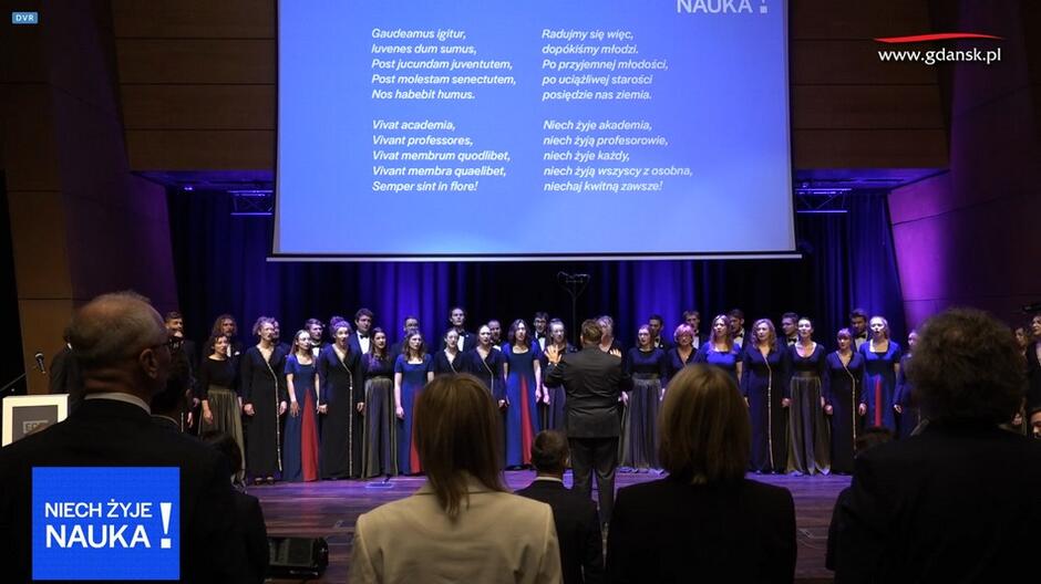 Chóry Gdańskiego Uniwersytetu Medycznego, Politechniki Gdańskiej i Uniwersytetu Gdańskiego wykonały studencki hymn „Gaudeamus igitur”