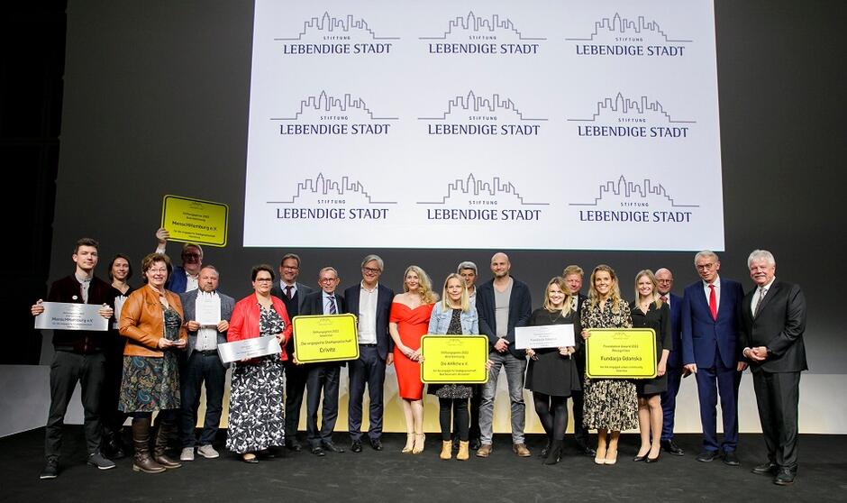 Wszyscy laureaci nagrody Lebendige Stadt za lata 2020 - 21, w tej edycji doceniano miasta za zaangażowanie w pomoc mieszkańcom w czasie pandemii