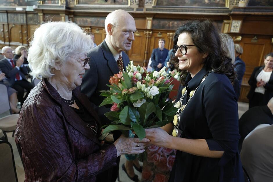 Podczas uroczystości życzenia jubilatom składa prezydent Gdańska Aleksandra Dulkiewicz, która wręcza także medale za długoletnie pożycie małżeńskie