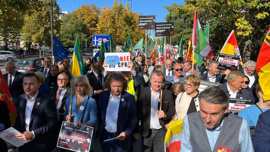 Manifestacja wójtów, burmistrzów i prezydentów miast z całej Polski odbyła się pod hasłem „Pozostanie tylko ciemność”