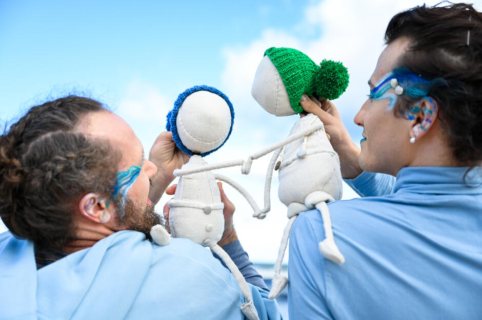 Lalki grające w spektaklu trzymane przez aktorów. fot Teatr Miniatura