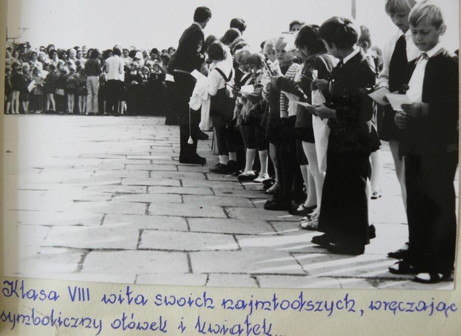 Zdjęcie z kroniki szkolnej z lat 70. XX wieku