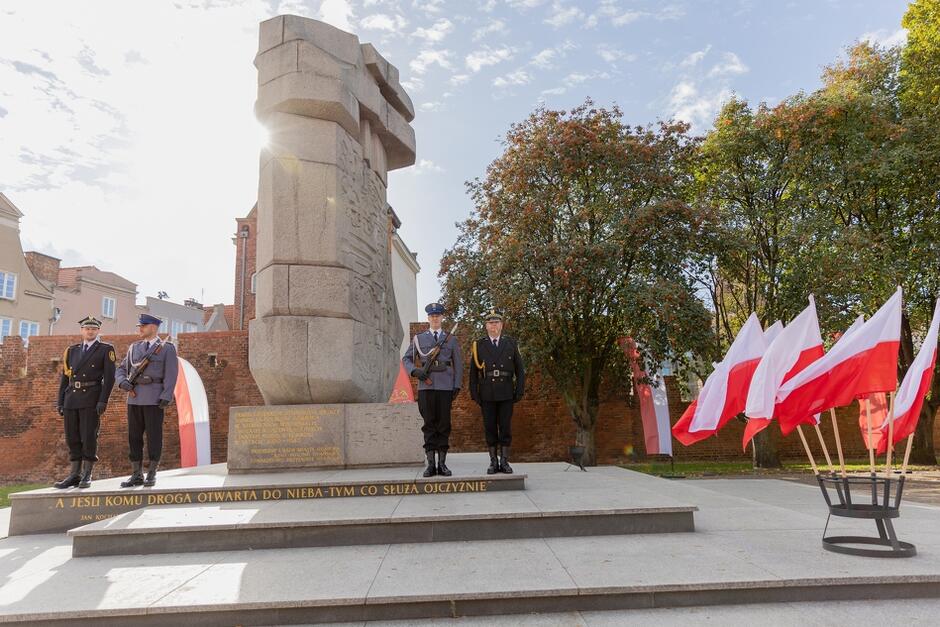 Przy pomniku „Tym, co za Polskość Gdańska” przy ulicy Podwale Staromiejskie odbyła się uroczystość upamiętniająca Czyn Bojowy Polskich Sił Zbrojnych Na Froncie Wschodnim