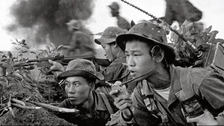  Dowiemy się, jak wyglądała Wojna wietnamska z perspektywy mieszkańca Północnego Wietnamu – wpierw
ucznia i studenta, potem żołnierza. Zobaczymy zdjęcia z Gdańska z przełomu wieków, usłyszymy
wzruszającą historię człowieka, który stawił czoła niepełnosprawności - mówią realizatorzy filmu