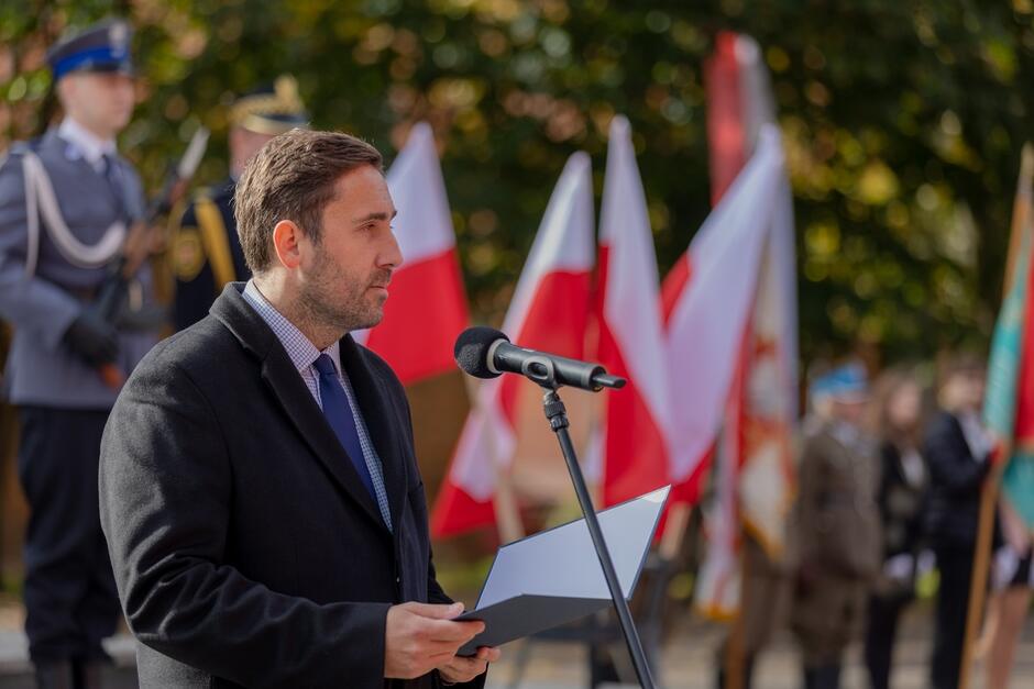 W uroczystości brał udział m.in. zastępca prezydent Gdańska Piotr Borawski. - Pochylmy głowy, aby uczcić pamięć naszych rodaków, którzy przelali krew w walce o wyzwolenie kraju - mówił w swoim wystąpieniu