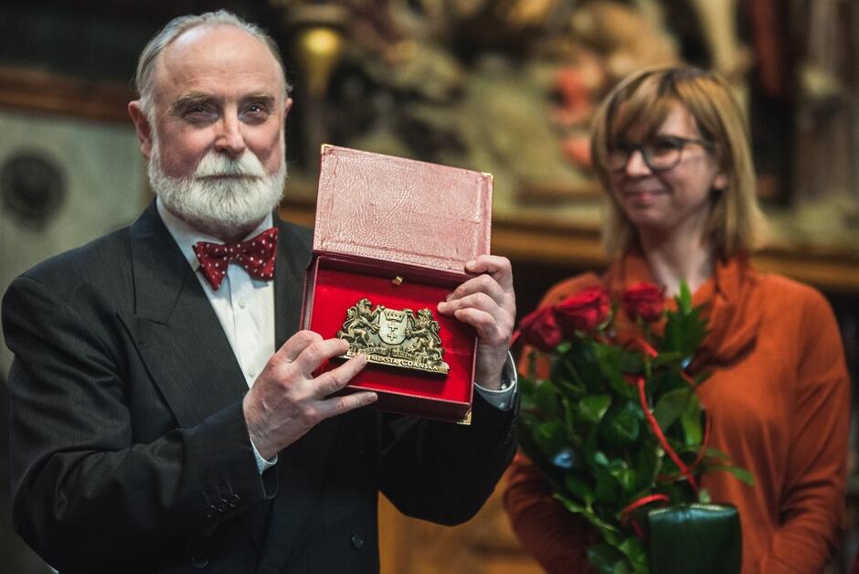 Został m.in. uhonorowany Srebrnym Medalem Zasłużony Kulturze Gloria Artis, otrzymał również Nagrodę Prezydenta Miasta Gdańska. Nz. pisarz podczas 70. urodzin w Dworze Artusa, 2019 rok
