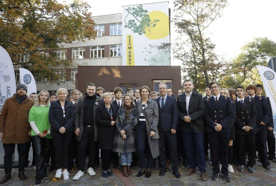 W otwarciu muralu wzięła udział Monika Chabior, zastępczyni prezydenta Gdańska ds. ds. rozwoju społecznego i równego traktowania (w środku) i społeczność Conradinum