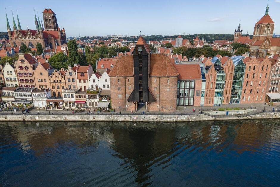 Długie pobrzeże to jedna z wizytówek Gdańska. Zlokalizowany jest przy nim słynny Żuraw