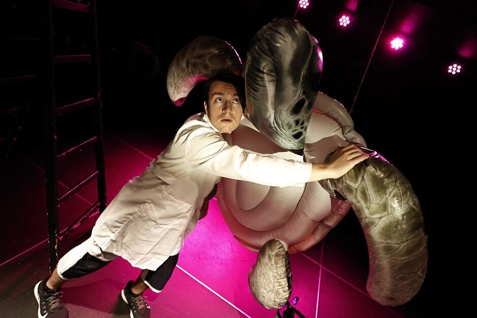 23 października zobaczymy w Teatrze w Blokowisku własną premierę: „Smutek & melancholię” w reżyserii Tomasza Kaczorowskiego. To inscenizacja sztuki cenionego niemieckiego dramatopisarza Bonna Parka, inspirowana prawdziwą historią o ostatnim żółwiu słoniowym z Galapagos - słynnym samotnym George'u