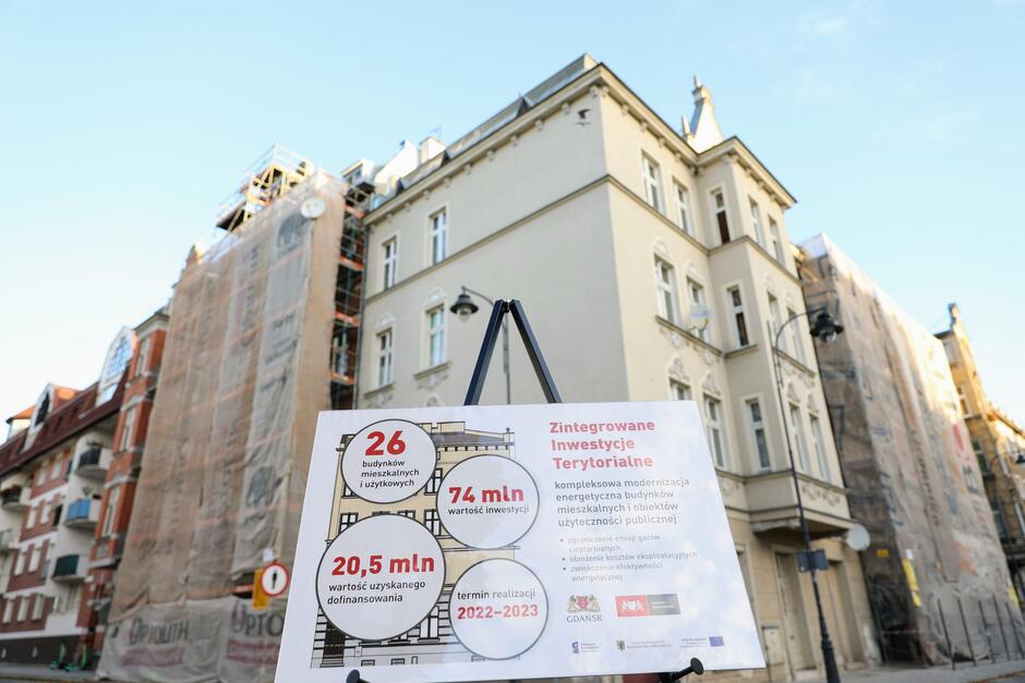 Ikonografika na tle kamienicy. Fot. Dominik Paszliński