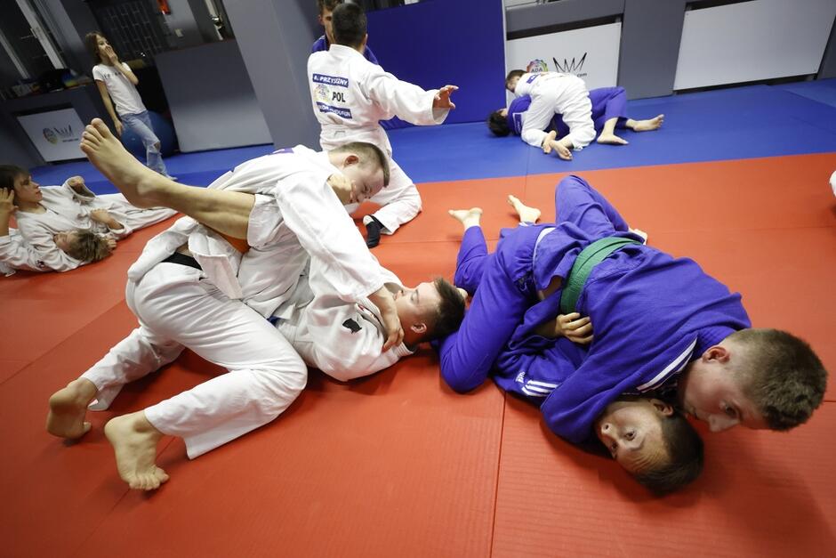 Trening judo w grupie Bez barier  - zawodnicy wiedzą, do czego dążą, trenują na poważnie