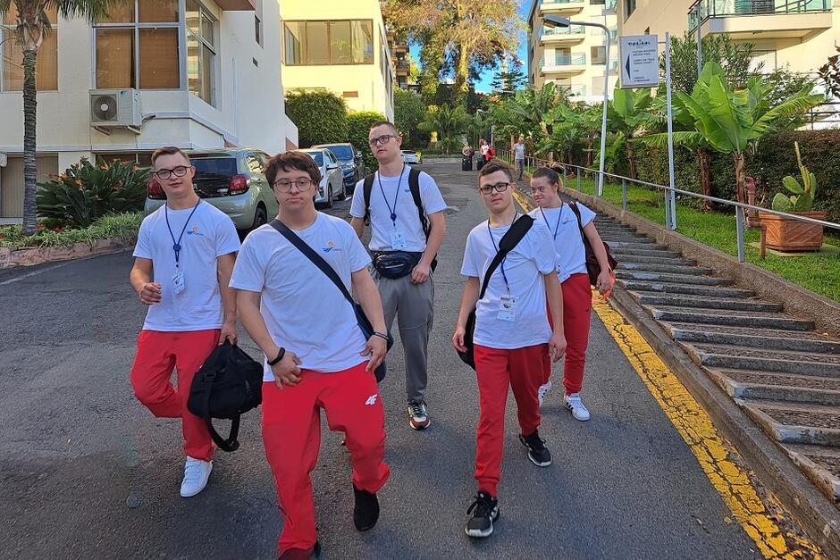 Funchal, Portugalia - zawodnicy klubu Ada Judo Fun w drodze na zawody