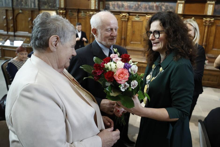 Prezydent Gdańska Aleksandra Dulkiewicz wręczała medale za długoletnie pożycie małżeńskie
