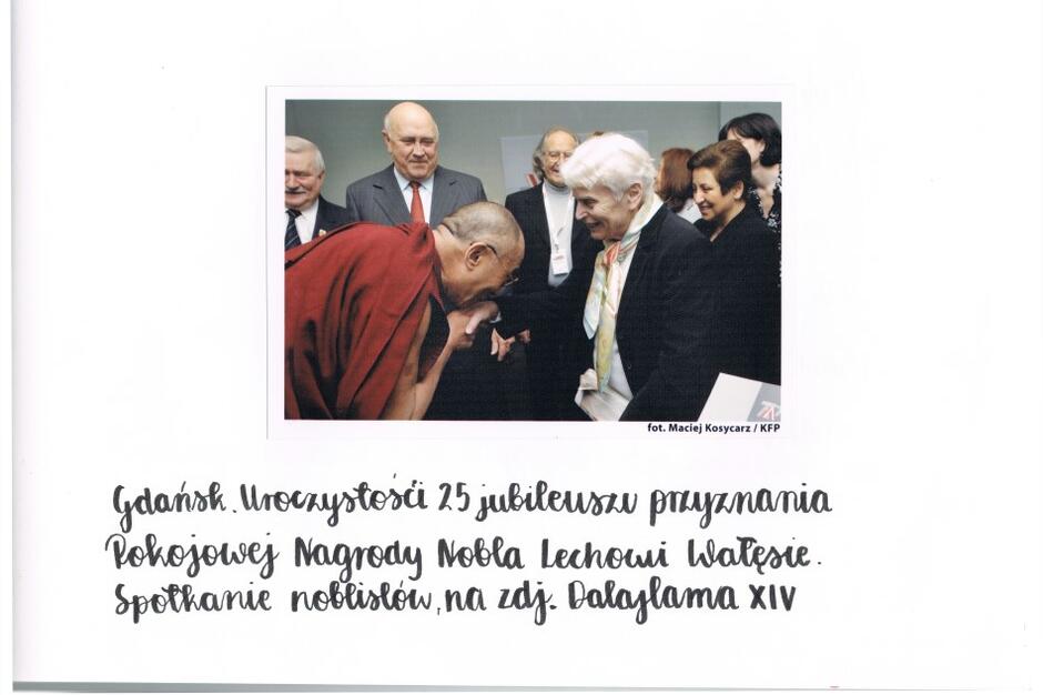 Na zdjęciu jest prof. Joanna Muszkowska Penson po prawej. Po lewej, w pokłonie ku Pani Profesor - Dalajlama XIV. W tle widać kilka innych osób