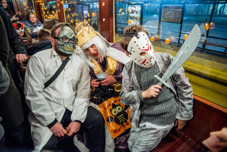 Pasażerowie halloweenowego tramwaju, fot. Dominik Paszliński