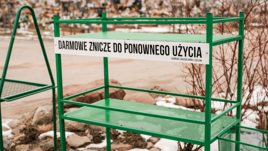 Na gdańskich cmentarzach są specjalne regały na znicze do ponownego użycia. Fot ZU 