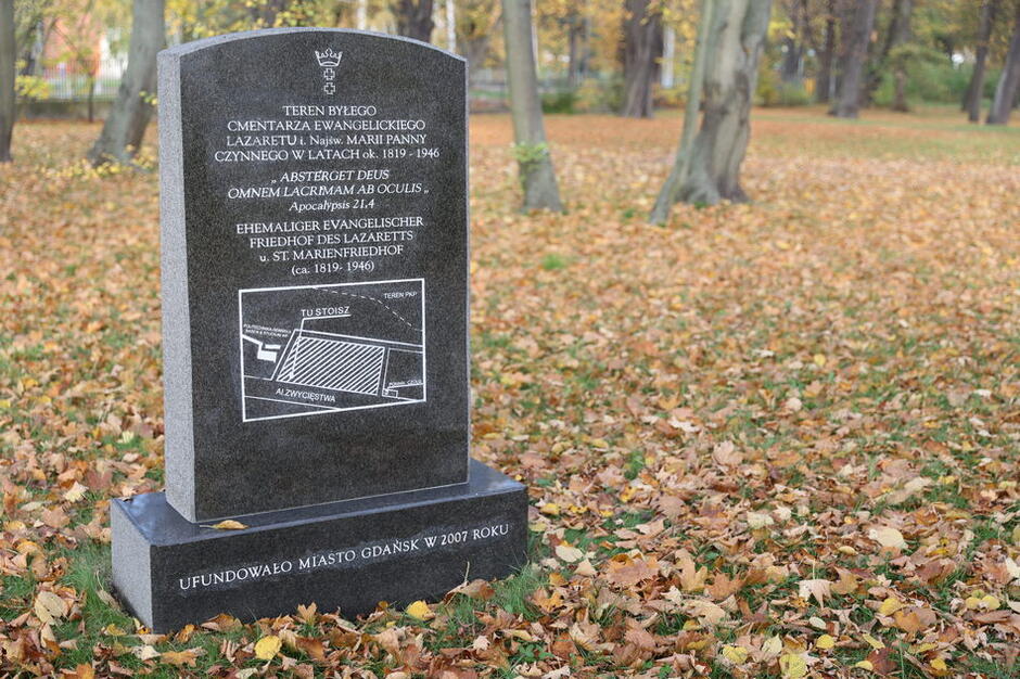 Tablica upamiętniająca nieistniejący cmentarz ewangelickiego lazaretu w Parku Steffensów 