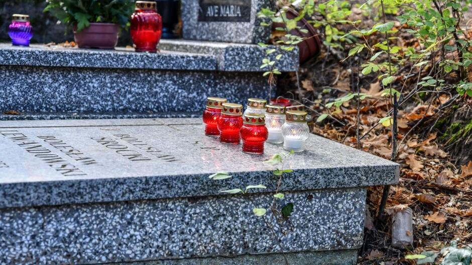Znajdujący się w Sopocie grób Bolesława Srockiego, wybitnego polityka, działacza społecznego, ideowego przywódcy PETu - organizacji konspiracyjnej, która zasiliła swoimi członkami Grupy Szturmowe Szarych Szeregów