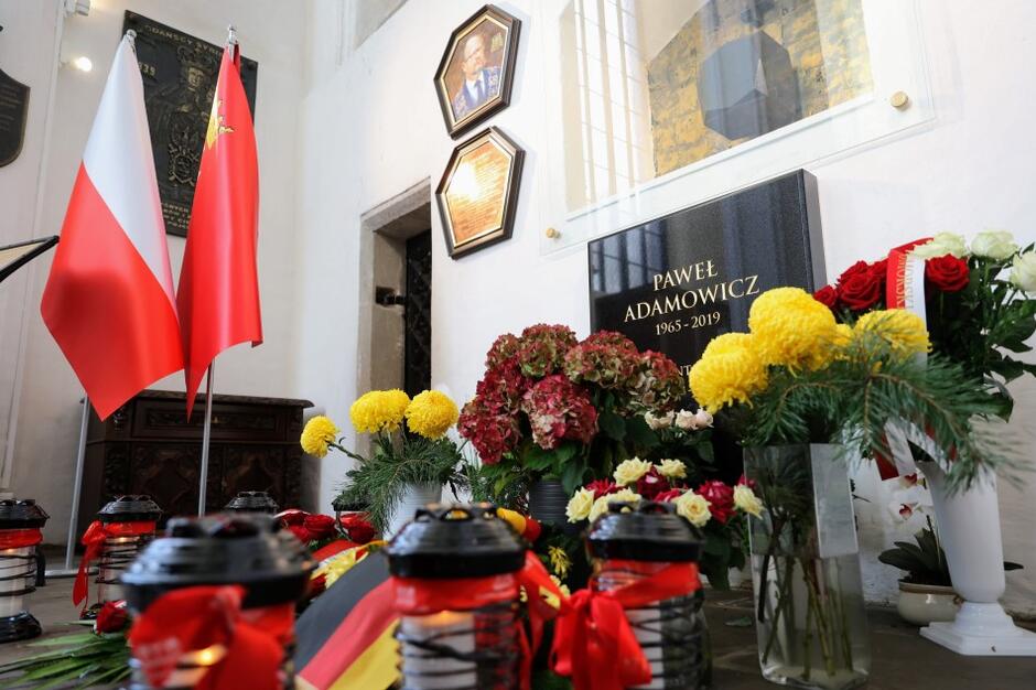 Grób prezydenta Pawła Adamowicza znajduje się w Bazylice Mariackiej w Gdańsku