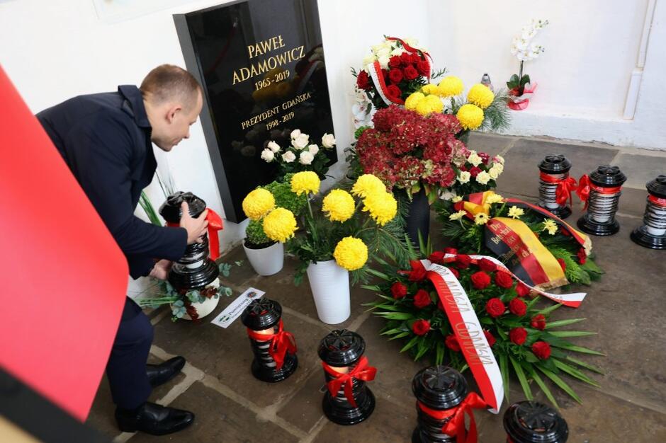 Przy grobie Pawła Adamowicza ze zniczem Marek Bonisławski, dyrektor Biura Prezydenta 