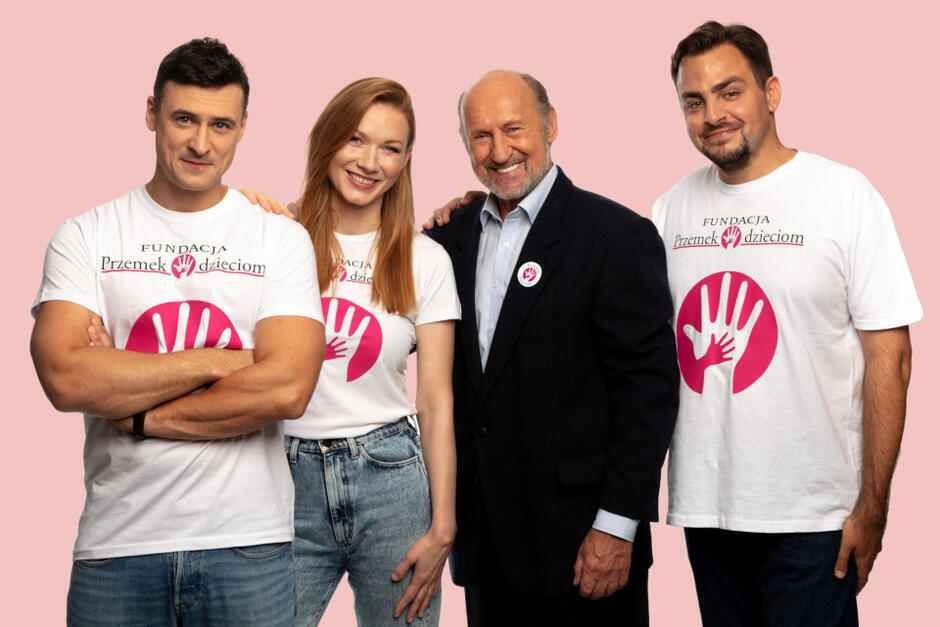 Do akcji charytatywnych fundacji włączają się polscy artyści. Nz. od lewej Mateusz Damięcki, Katarzyna Dąbrowska, Piotr Fronczewski i Przemek Szaliński