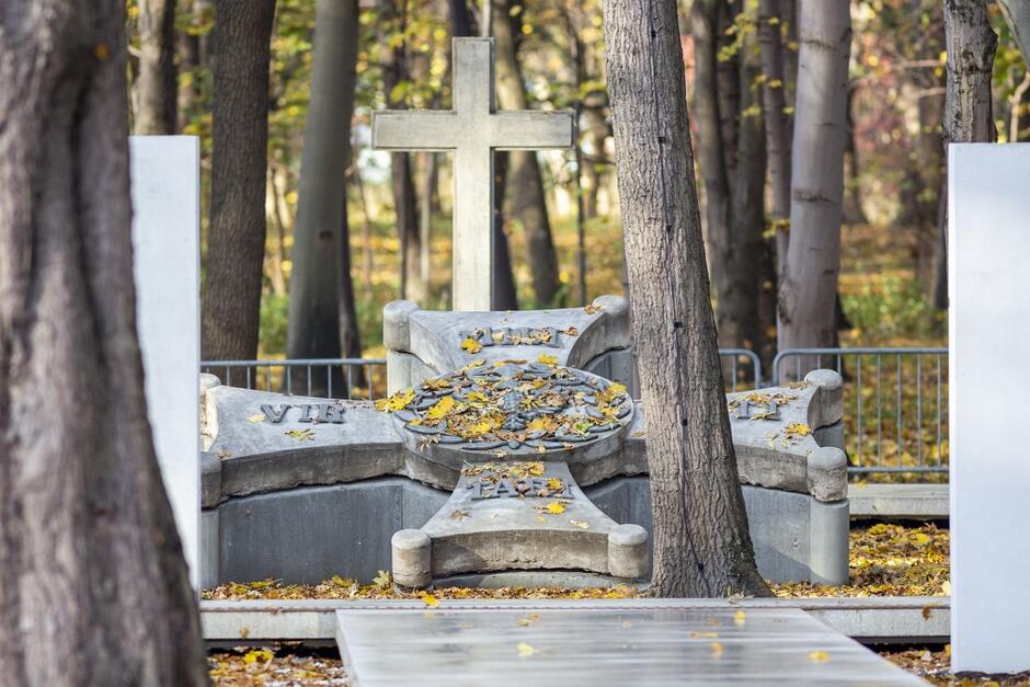 Nowy cmentarz wojskowy na Westerplatte w swojej osi stanowi kompozycję najwyższego wojennego odznaczenia - orderu Virtuti Militari - z chrześcijańskim krzyżem, który stał na Westerplatte już wcześniej, na starym cmentarzyku obrońców. To tutaj w piątek odbędą się uroczystości pogrzebowe