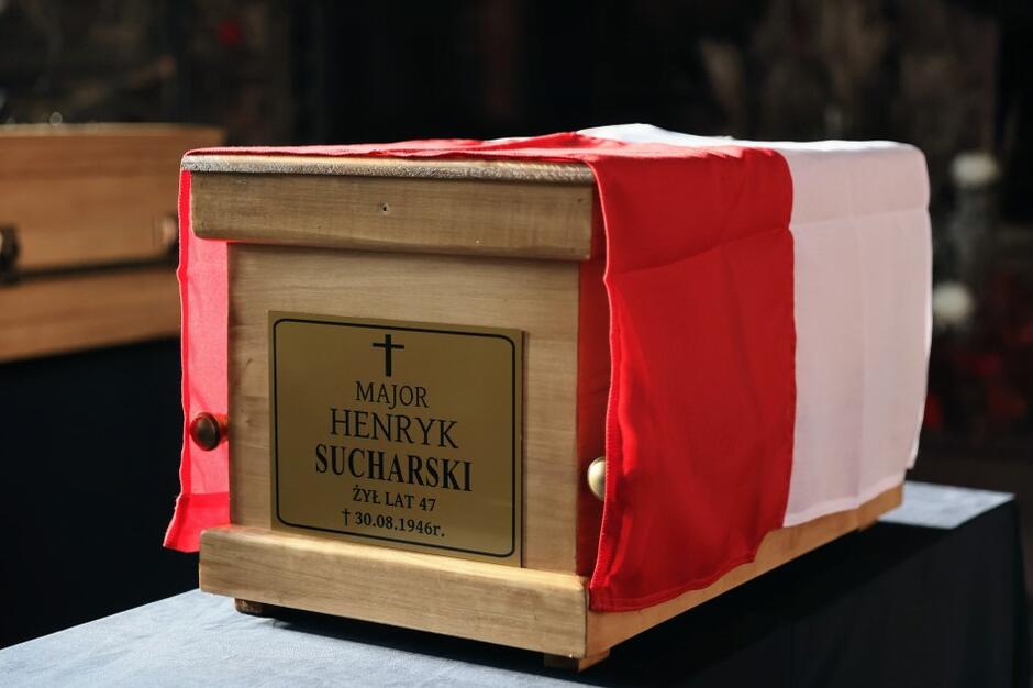 Major Henryk Sucharski już raz był pochowany na Westerplatte, w roku 1971. W marcu 2021 r., za zgodą rodziny, szczątki ekshumowano w związku z pracami prowadzonymi przez Muzeum II Wojny Światowej i przeniesiono je do krypty w bazylice św. Brygidy w Gdańsku. Teraz spocznie na nowym cmentarzu ze swoimi podkomendnymi, którzy polegli w czasie obrony placówki