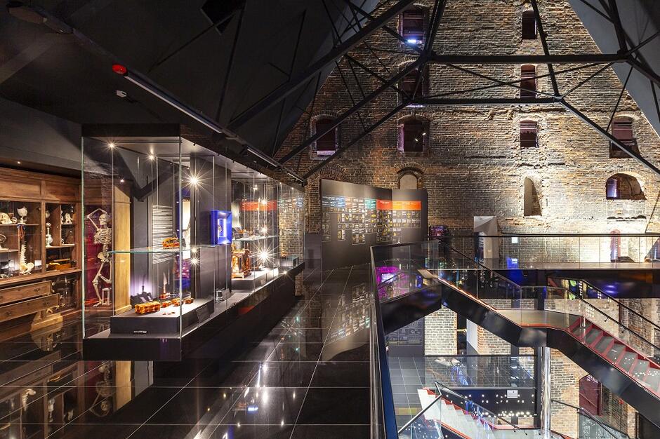 Wnętrze Muzeum Bursztynu w Wielkim Młynie - Nagroda Prezydenta Gdańska w Konkursie na najlepszą gdańską realizację architektoniczną lat 2020 - 21 w specjalnej kategorii obiekty publiczne o ciekawie zaprojektowanych wnętrzach
