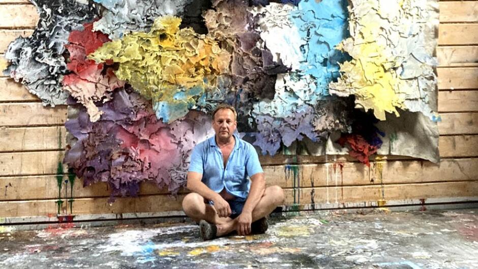 Ukraiński artysta Serhiy Savchenko urodził się we Lwowie. Dziś ma pracownię we Lwowie i w Gdańsku, i dzieli życie z rodziną pomiędzy dwoma miastami