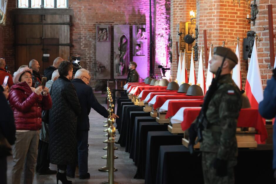 10 trumien ze szczątkami obrońców Westerplatte wystawiono w nawie bocznej kościoła