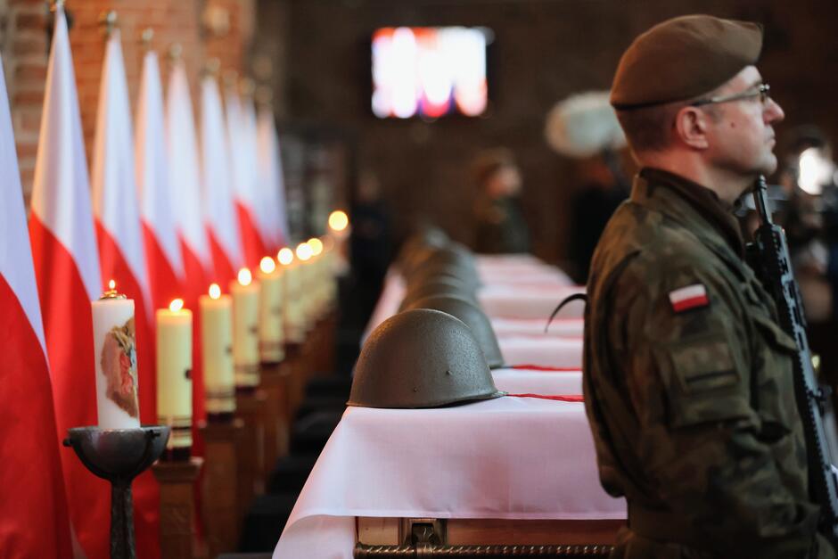 Miniaturowe trumny z prochami obrońców Westerplatte okryte zostały biało-czerwoną flagą oraz ozdobione hełmem żołnierskim