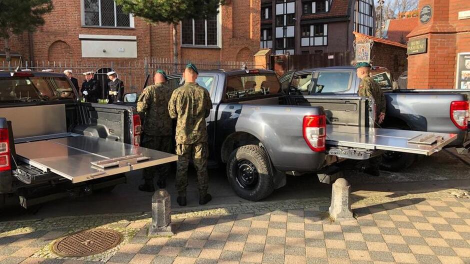 Wojskowe auta Ford Ranger zawiozą trumny westerplatczyków na cmentarz 