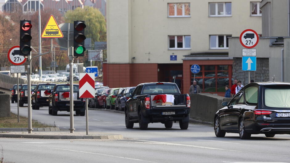 Kondukt samochodów w drodze na Westerplatte