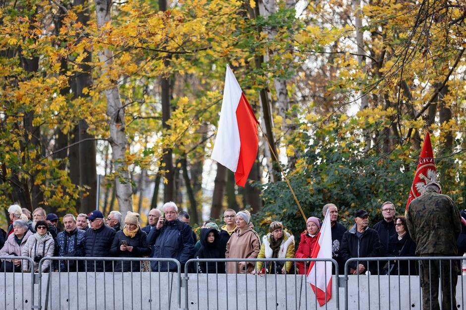 Mieszkańcy na Westerplatte w oczekiwaniu na przyjazd konduktu