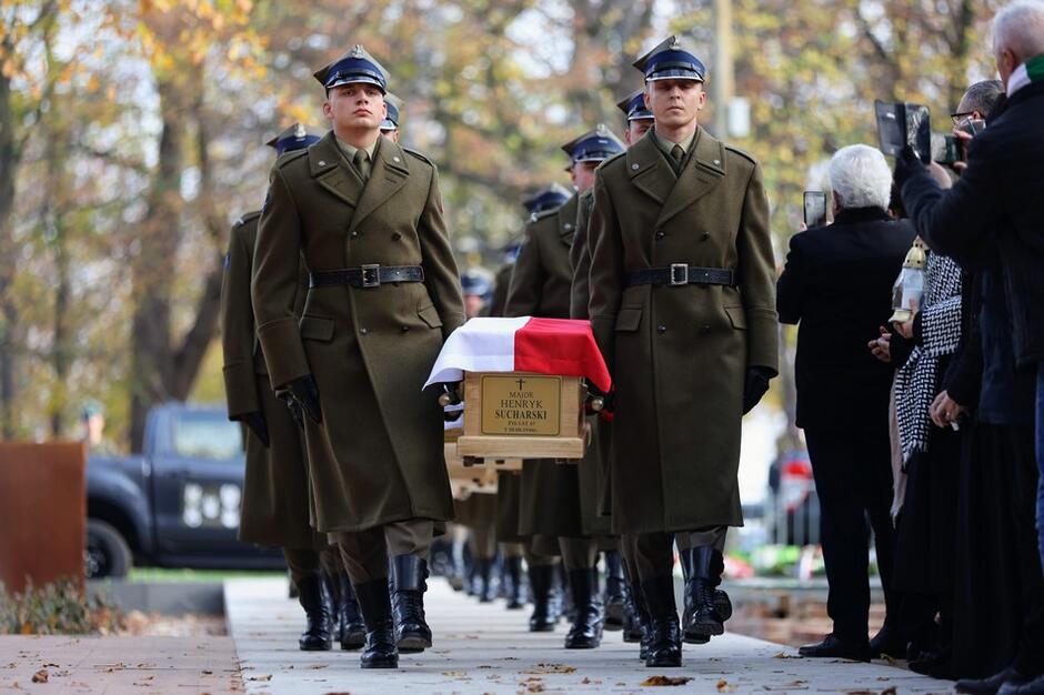 Żołnierze wnoszą trumny westerplatczyków na cmentarz na Westerplatte