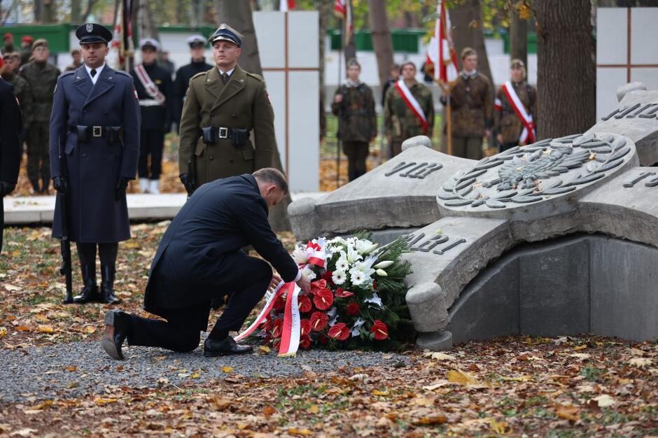 Prezydent RP Andrzej Duda swój udział w uroczystości zakończył krótką modlitwą na Westerplatte