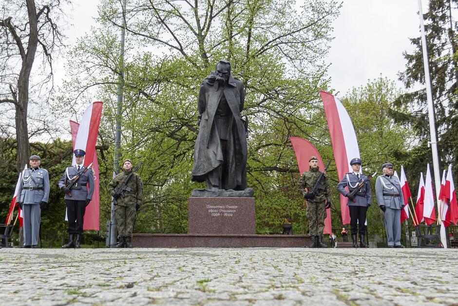 Kwiaty i wieńce pod pomnikiem Józefa Piłsudskiego na Strzyży złożone będą, tradycyjnie już, w wigilię święta Niepodległości - w tym roku będzie to czwartek, o godz. 11. Po uroczystości - poczęstunek z kuchni polowej