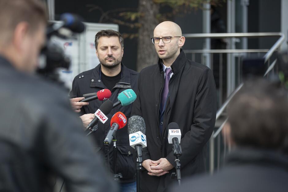 Piotr Kryszewski podczas konferencji prasowej. 