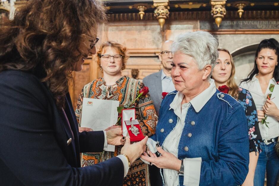 Prezydent Aleksandra Dulkiewicz wręczyła Złotą Malwę pani Hannie Gąsiorowskiej