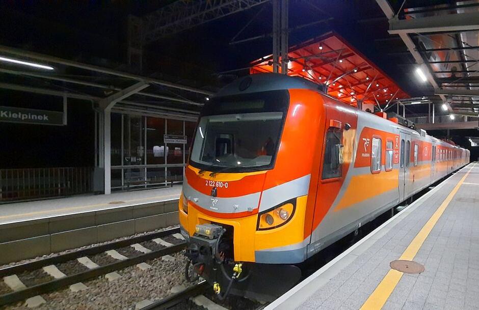 Elektryczny pociąg testowy na stacji n PKM Gdańsk Kiełpinek