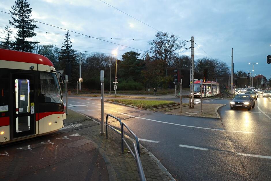 Przejście pomiędzy pętlą tramwajową a Parkiem Oliwskim, zdaniem radnych dzielnicy, jest mało widoczne, a przez to nie do końca bezpieczne