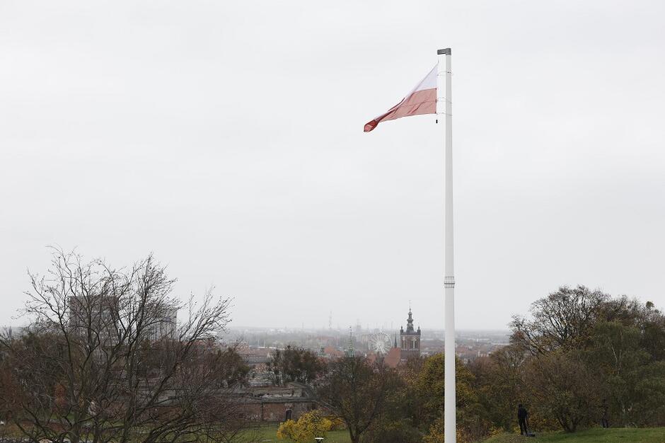 Flaga RP góruje nad śródmieściem Gdańska, 11 listopada 2022