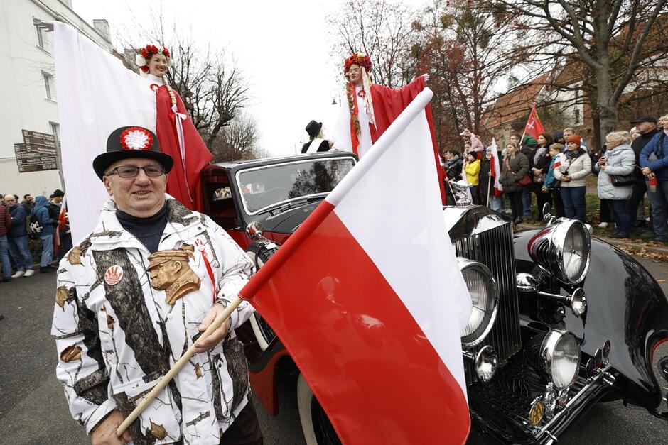 Ulicami Starego i Głównego Gdańska, już po raz 20, przeszła Parada Niepodległości. Pan Władysław, który jest na zdjęciu były uczestnikiem wszystkich Parad, z wyjątkiem jednej, kiedy nie mógł być obecny ze względu na złamaną nogę