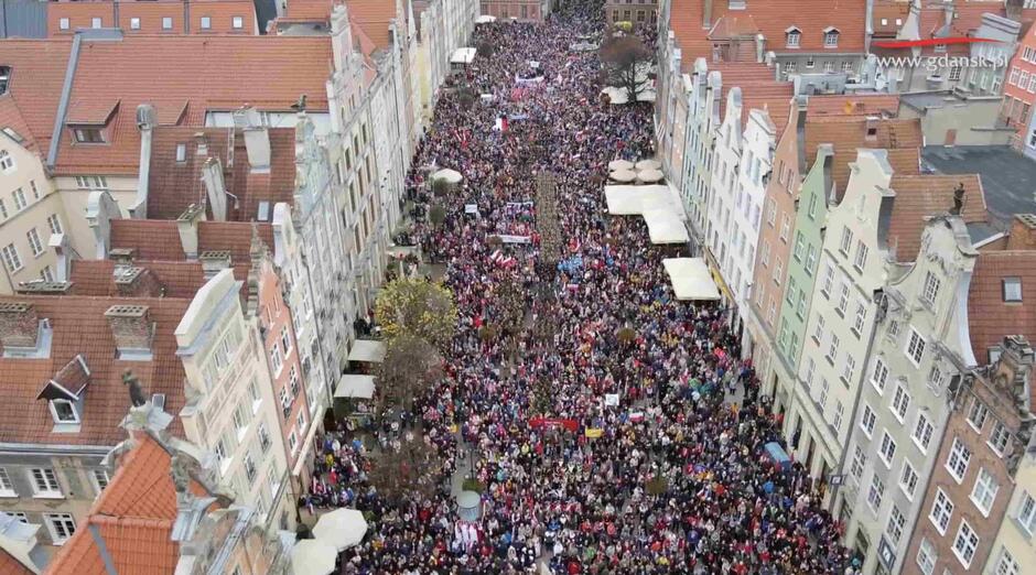 Dopiero z drona widać, jak wiele osób przyszło na gdańską Paradę Niepodległości i stanęło do Rodzinnego Zdjęcie Gdańszczan i Przyjaciół z Ukrainy i Białorusi