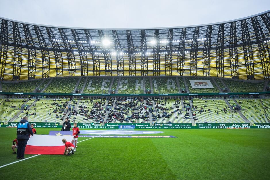 W poprzednim meczu Lechia grała z Piastem Gliwice. Mecz odbył się w dwa dni po Święcie Niepodległości, nie zabrakło więc narodowych akcentów 