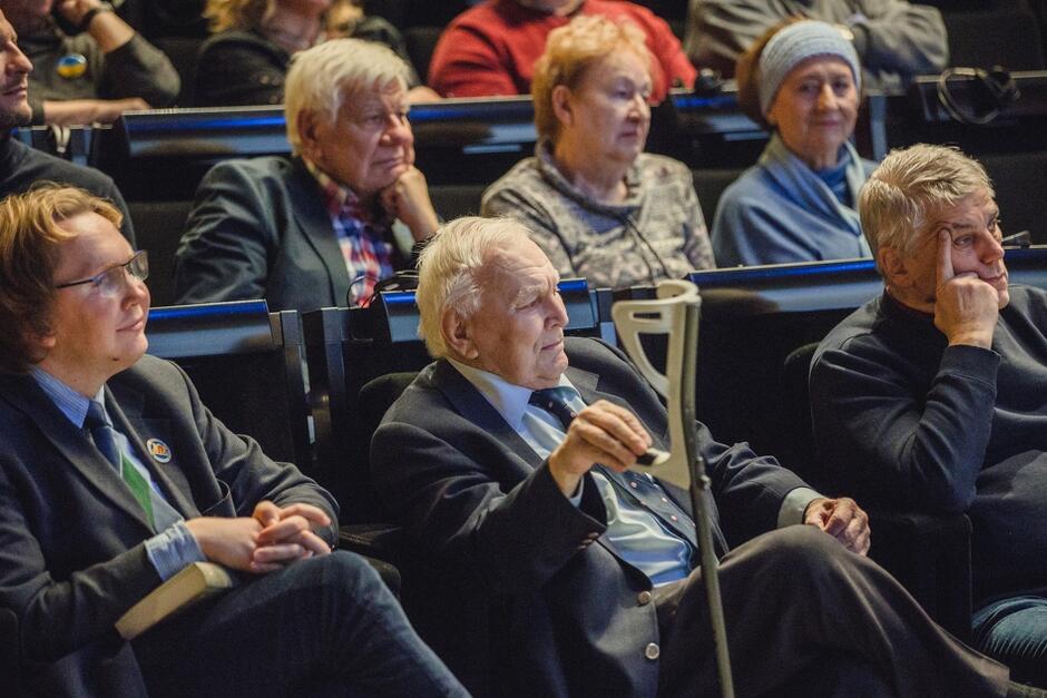 Wśród gości spotkania był ojciec autora, 89-letni Witold Kurski (trzyma laskę), który otrzymał od publiczności brawa. Po lewej jest Paweł Kurski - syn autora 