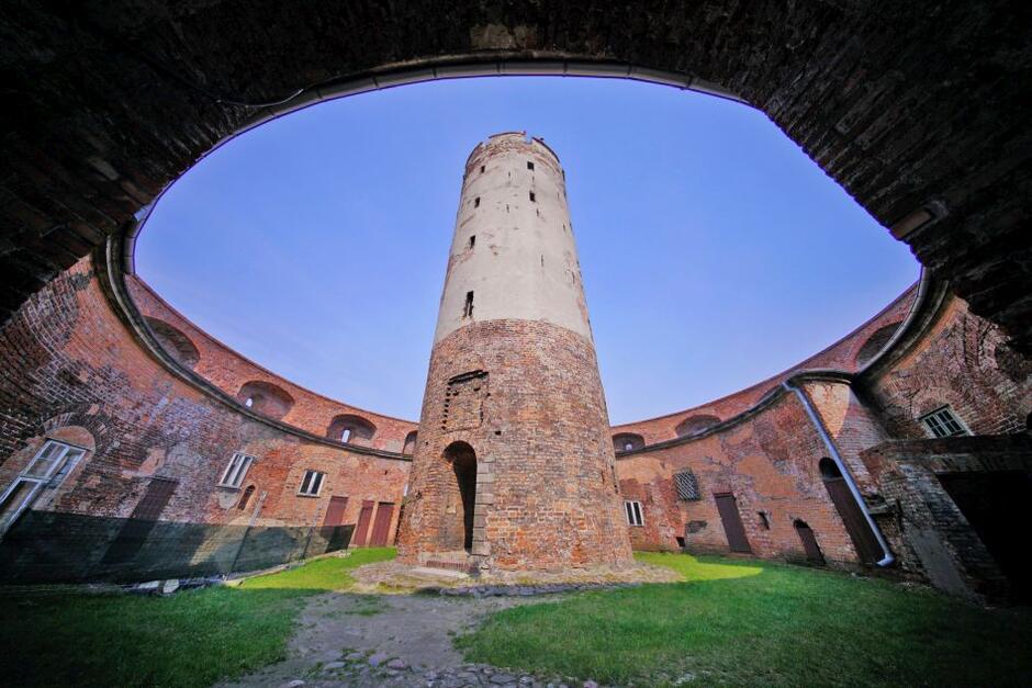 Twierdza Wisłoujście to jedyna nowożytna fortyfikacja morska dawnej Rzeczpospolitej, Pomorza i Gdańska. To również najstarsza latarnia w Polsce. Tę funkcję pełniła od około 1482 roku. 