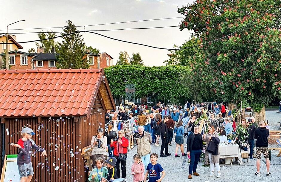 Pchli Targ to wieloletnia sezonowa tradycja niedzieli na rynku w Oliwie