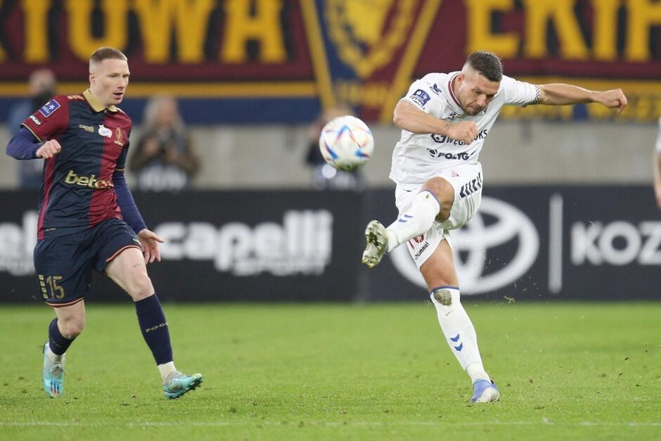 Lukas Podolski w meczu z Pogonią Szczecin zdobył gola po kapitalnym strzale z ponad połowy boiska